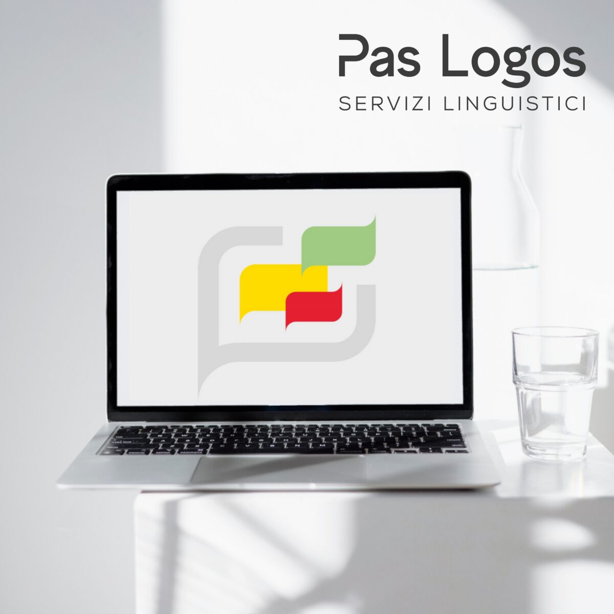 Schermo computer con logo grafico e testuale Pas Logos